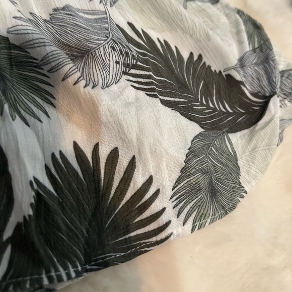 NEW•S-L•PALMAS GREEN LEAF PRINT SHORTS•NWT• - Picture 7 of 17